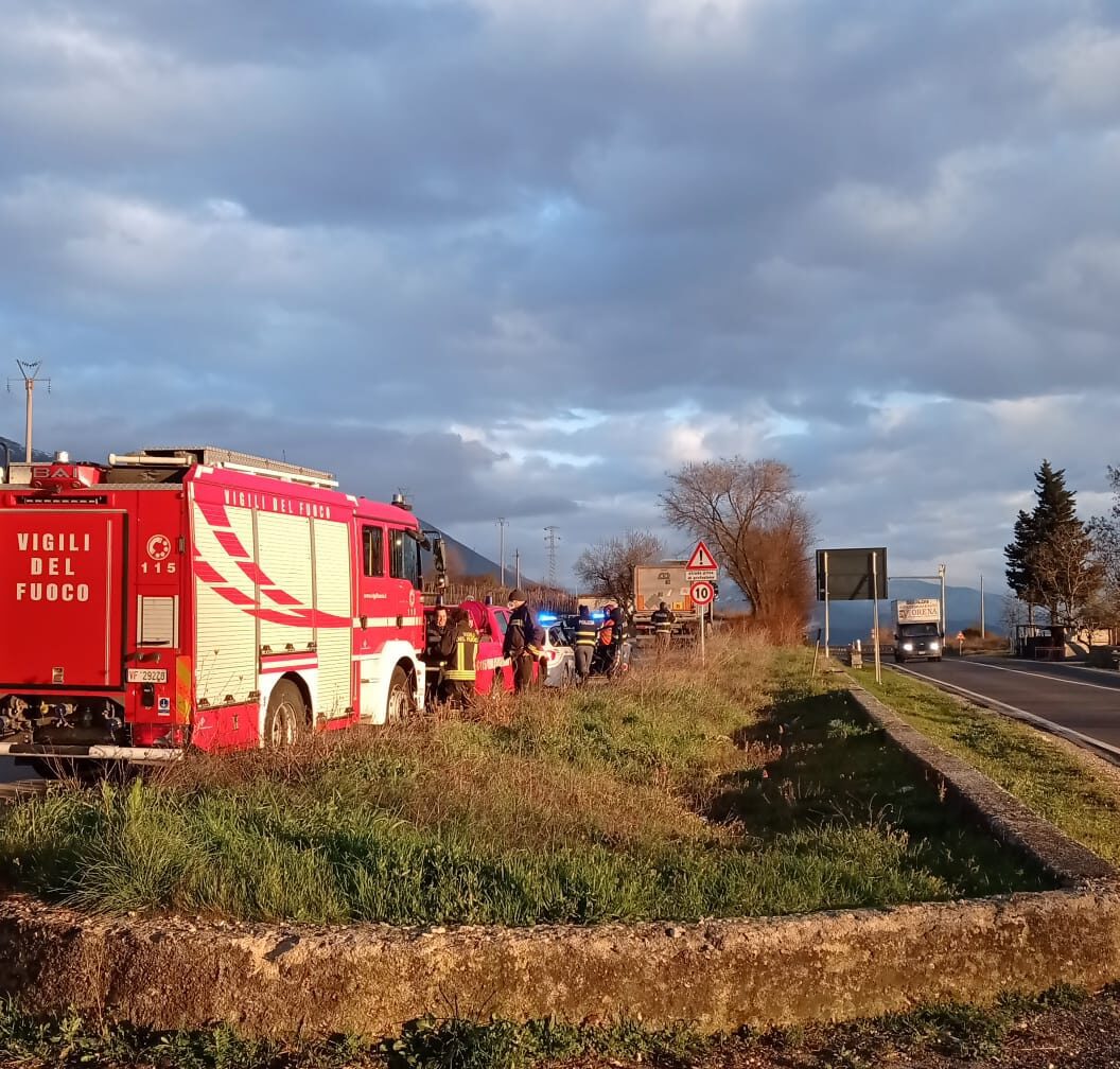 Fumo sospetto da un camion che trasporta rifiuti: allarme allo svincolo di Polla