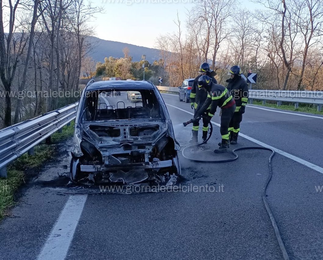 Cilento, auto in fiamme sulla Bussentina: salvi gli occupanti