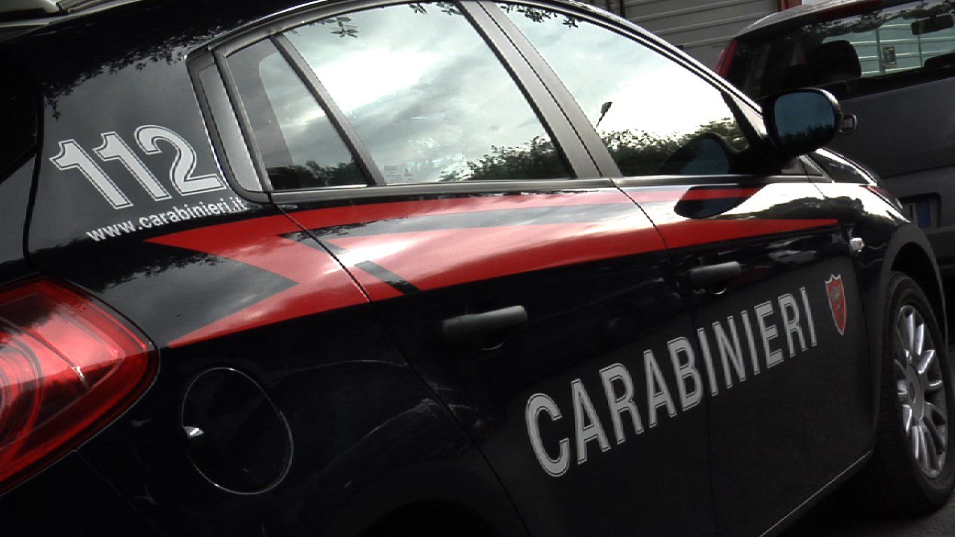 Sala Consilina, lascia la figlia neonata in auto per 40 minuti: padre denunciato