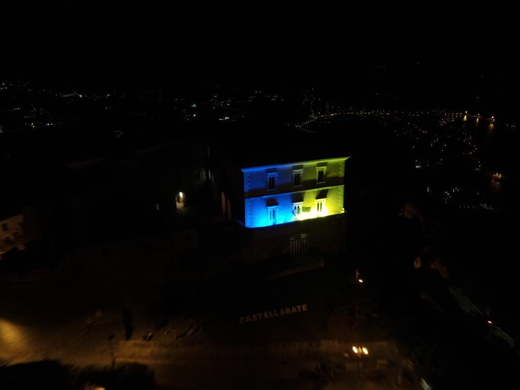 Il Castello dell’Abate si illumina di giallo e blu per l’Ucraina