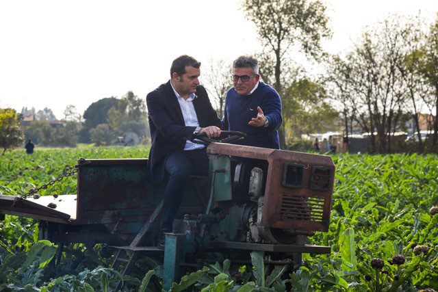 Senatore Gianmarco Centinaio in campo a Paestum con il carciofo igp