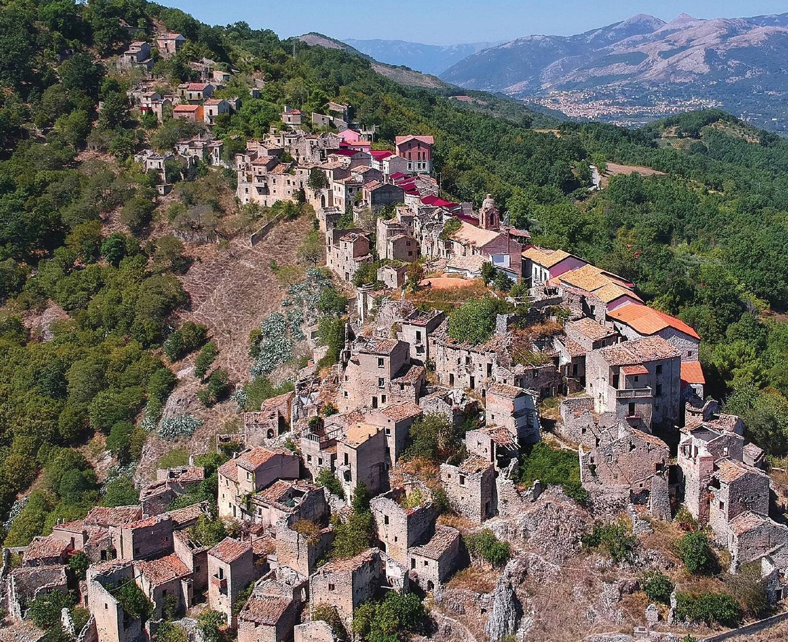 Borghi abbandonati della Campania, luoghi noti e nascosti nel libro di Roberto Pellecchia