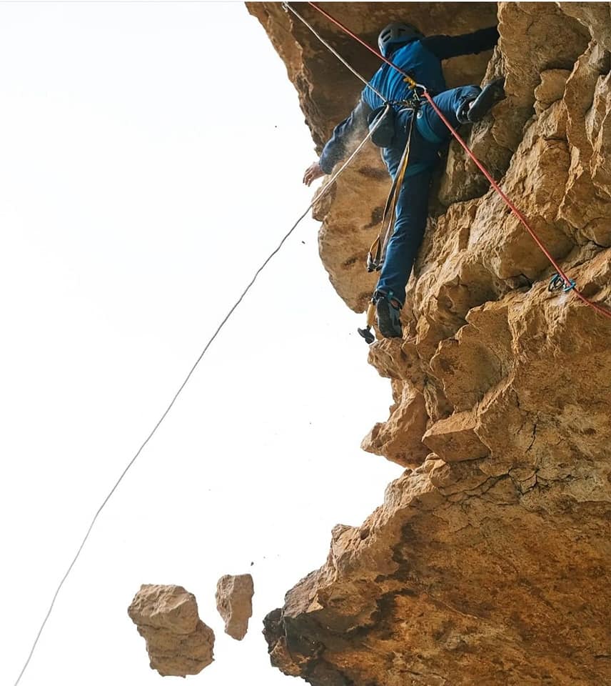 Trentinara, volontari puliscono le pareti rocciose