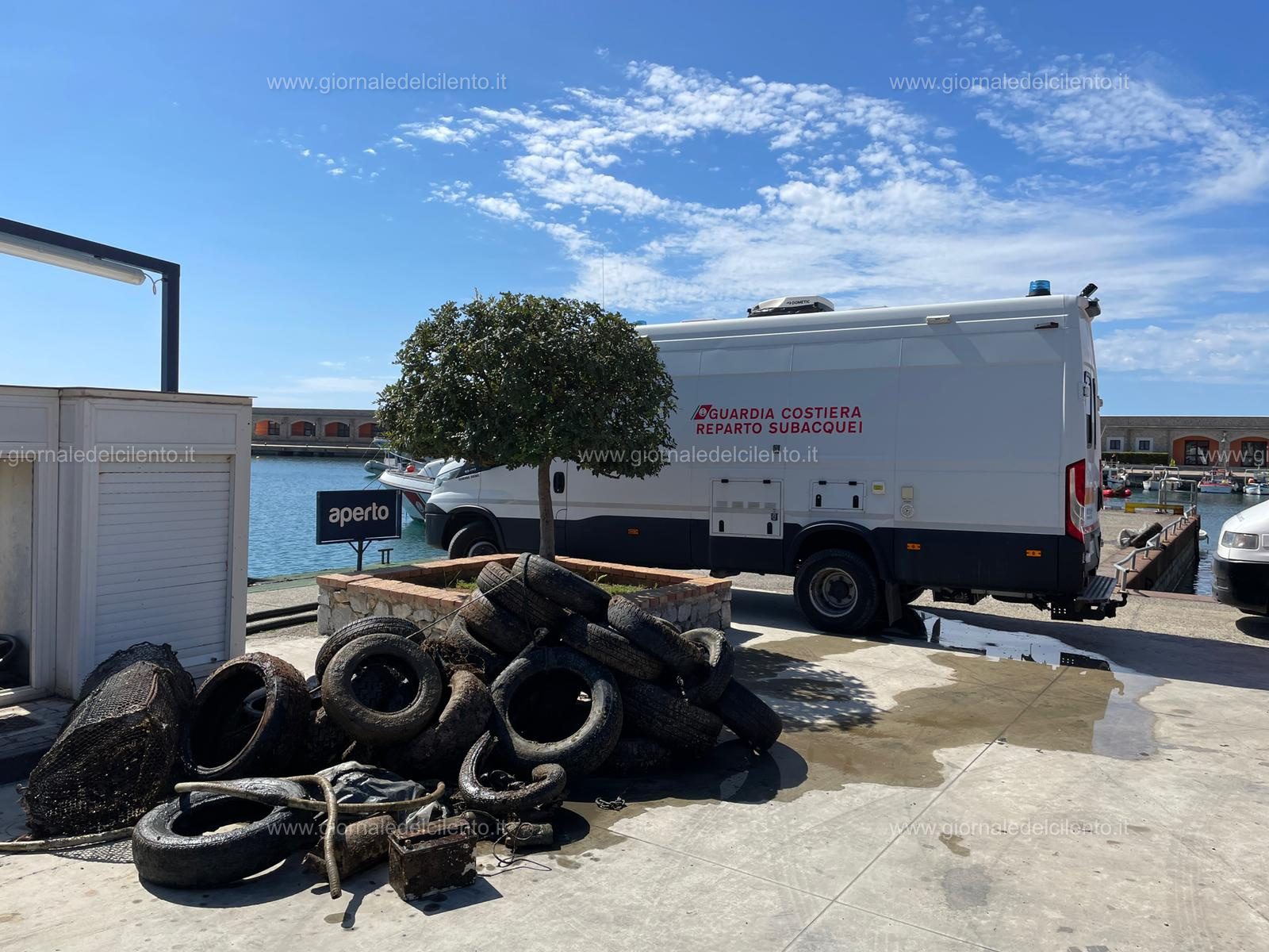 Marina di Camerota, sub in azione: dal mare riemergono pneumatici e rifiuti di ogni genere