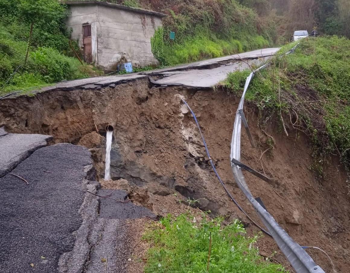 San Mango, frana coinvolge condotta idrica: strada interdetta