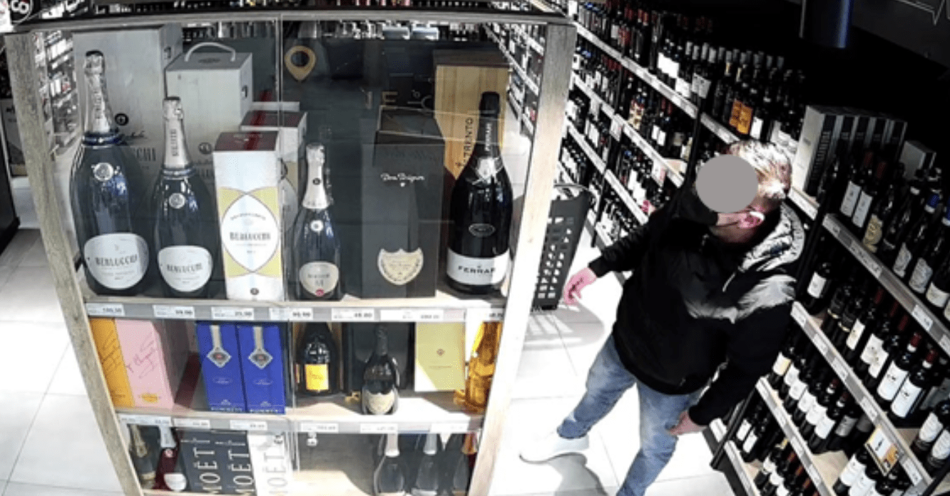 Cilento, ruba champagne. Titolare market posta foto sui social: «Qualcuno lo conosce?»