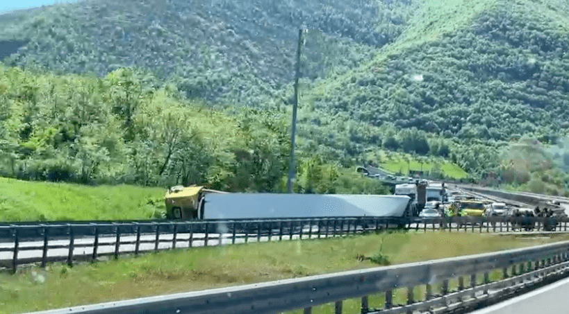 Vallo di Diano, viadotti pericolanti riaperti dopo l’incidente del tir: scoppia la polemica