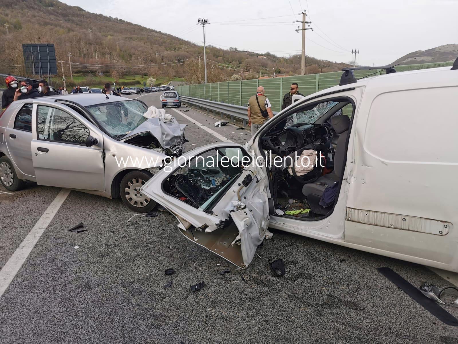 Incidente stradale sulla Bussentina, scontro tra auto: tre feriti