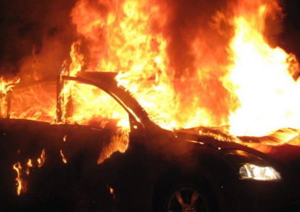 Dà fuoco all’auto del compagno: denunciata 21enne di Sala Consilina