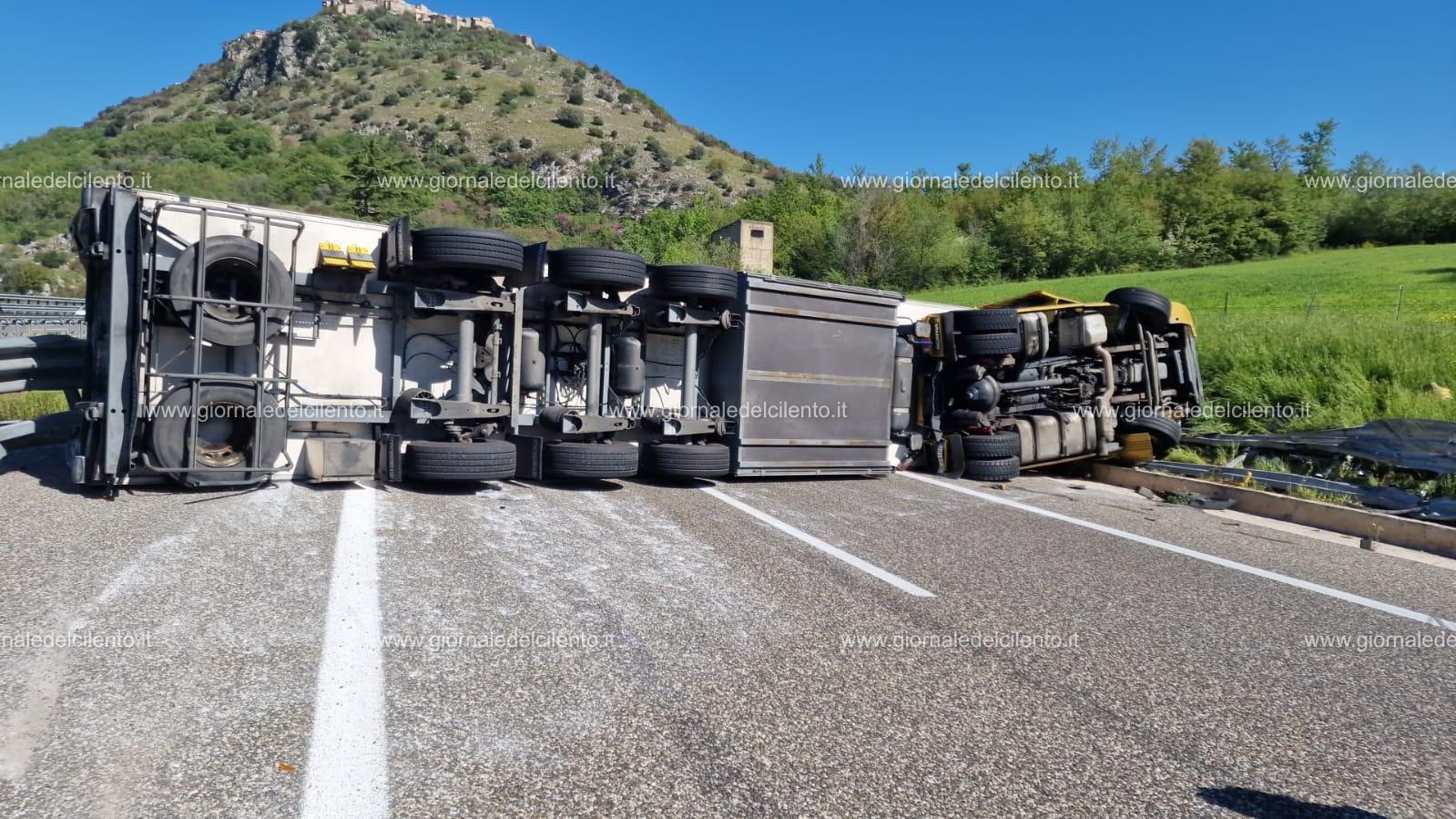 Autoarticolato si ribalta sull’autostrada tra Sicignano e Petina, un ferito