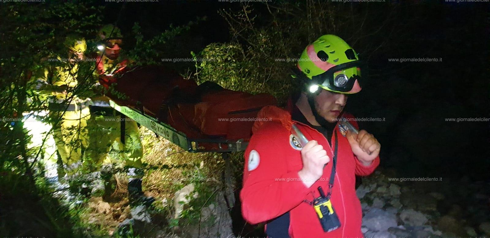 Si frattura una gamba cercando asparagi, paura per anziano di Padula