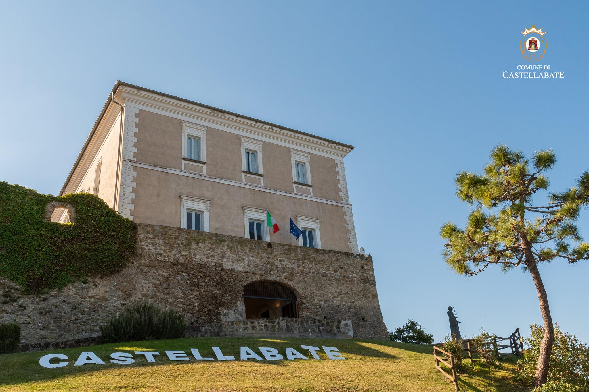 Castellabate, il Castello si veste di blu per la Giornata delle vittime civili delle guerre