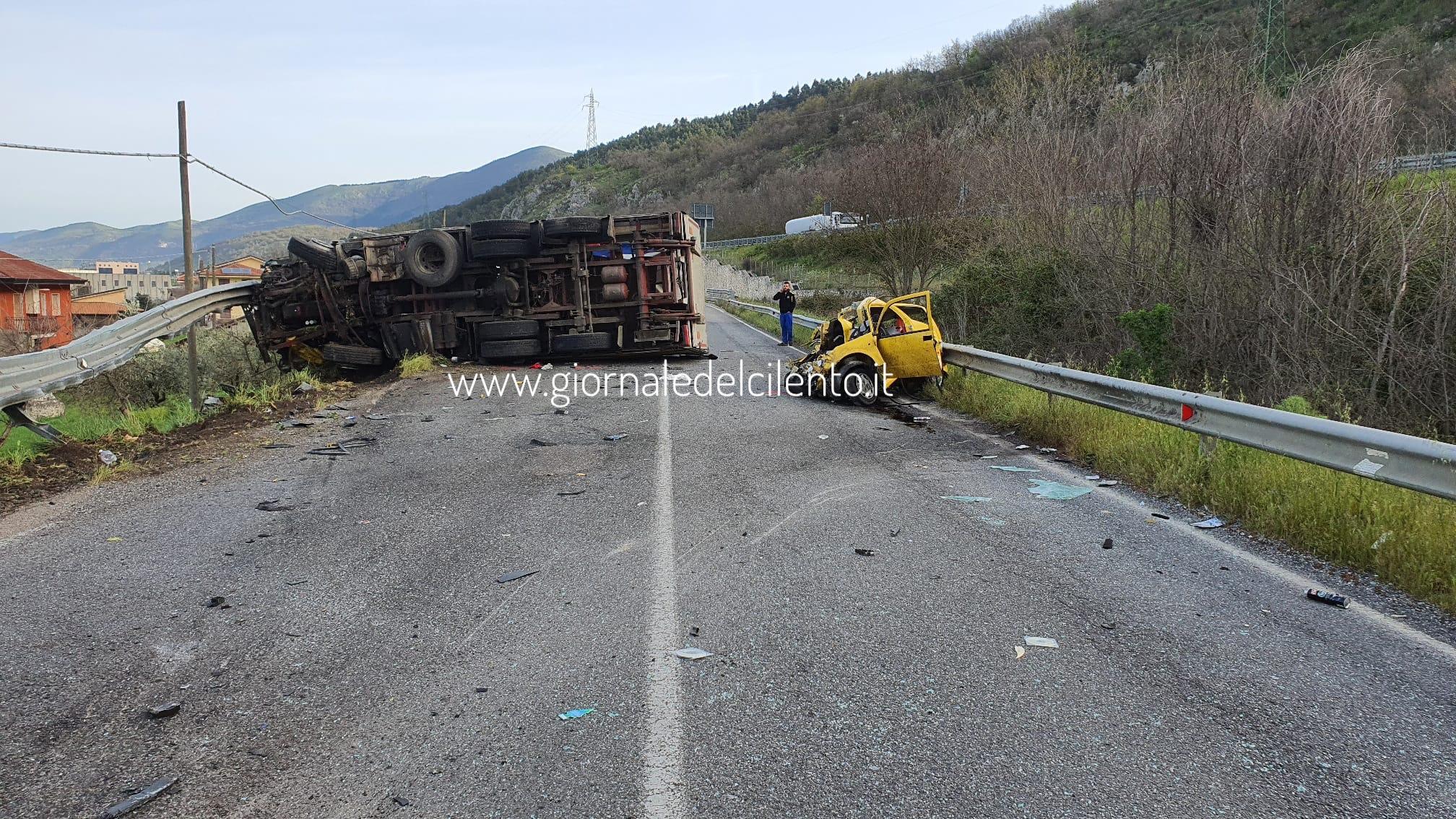 Incidente stradale tra Atena Lucana e Polla: due feriti