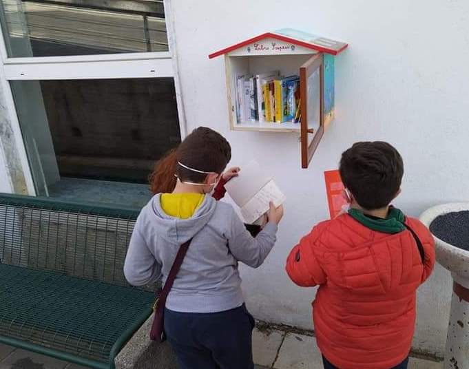 Caggiano, casette sospese per lo scambio dei libri che fanno felici i bambini