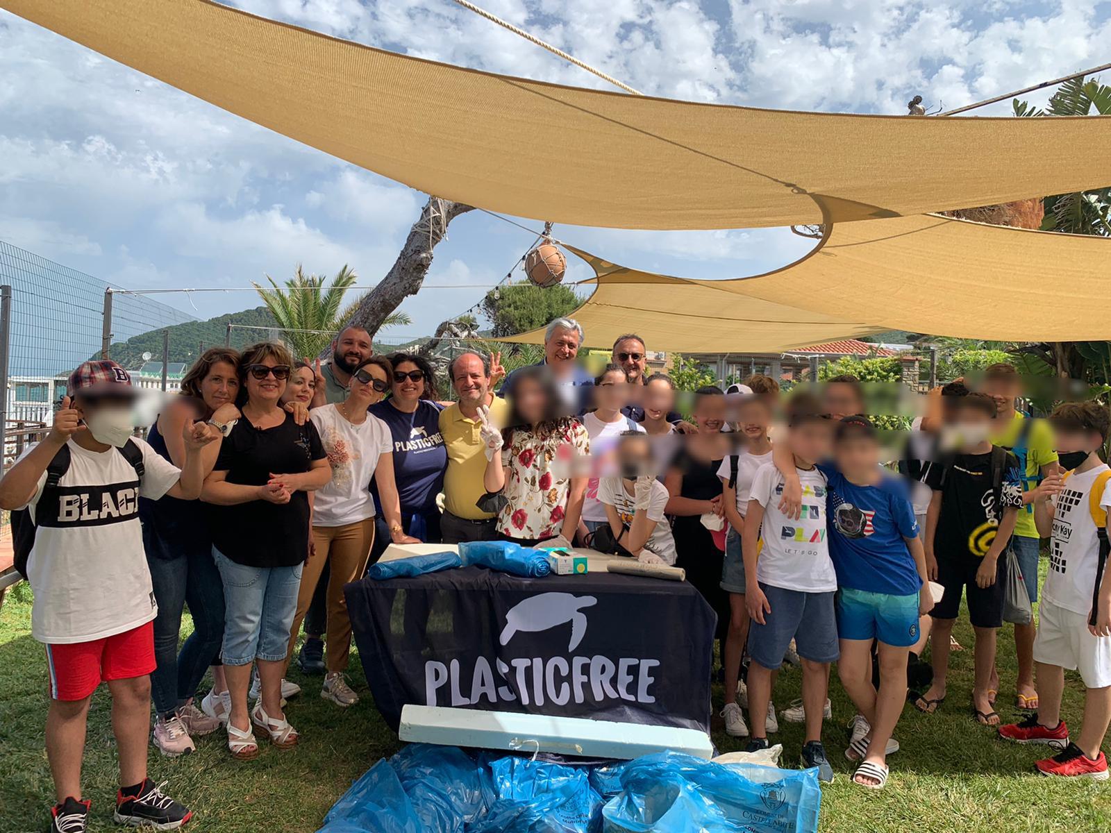 Castellabate, bimbi raccolgono rifiuti e plastica dalla spiaggia