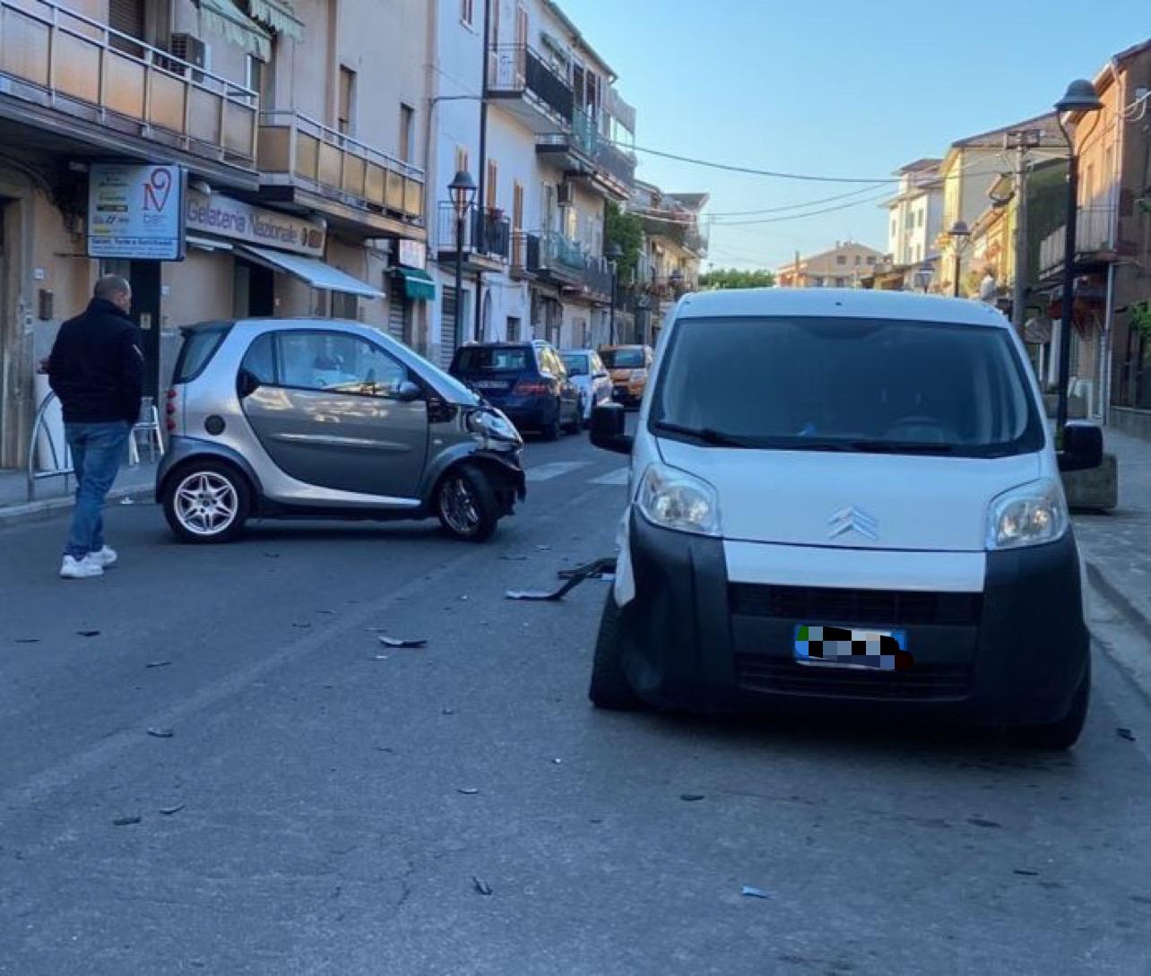 Omignano, incidente in centro: bus diretto a scuola bloccato