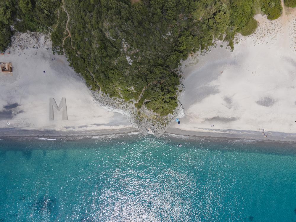 Camerota, una ‘M’ gigante sulla spiaggia: trovata pubblicitaria o cosa?
