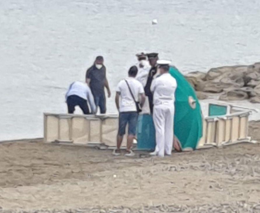Cadavere in spiaggia ad Agropoli, prende corpo l’ipotesi dell’omicidio