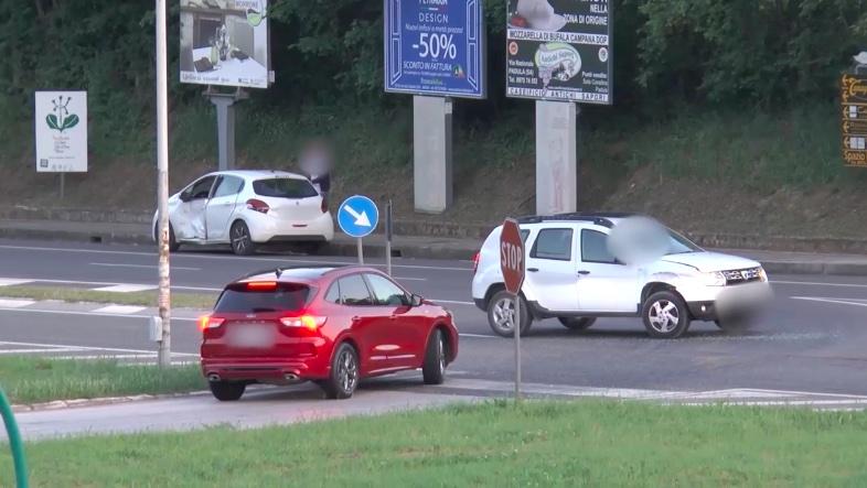 Incidente stradale a Polla, giovane scappa senza prestare soccorso: carabinieri sulle sue tracce