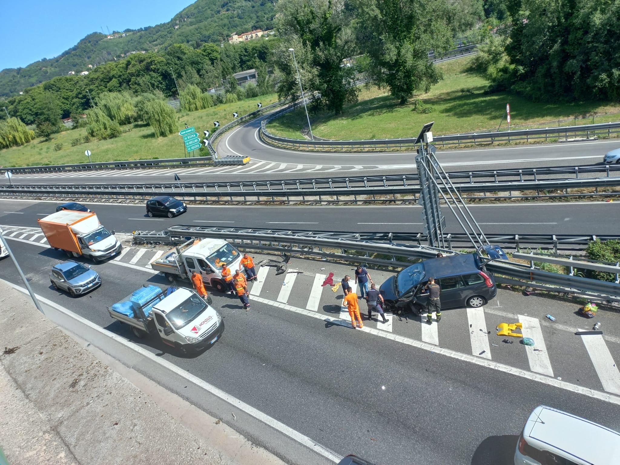 Incidente tra auto allo svincolo di Salerno, traffico in tilt verso Sud