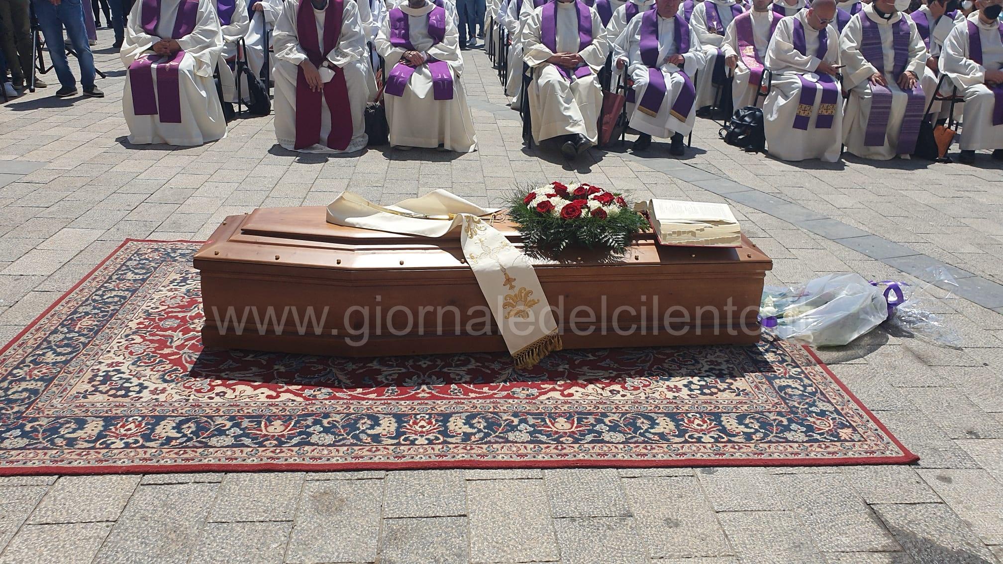 Scario in lacrime, una folla immensa per i funerali di don Tonino Cetrangolo | FOTO