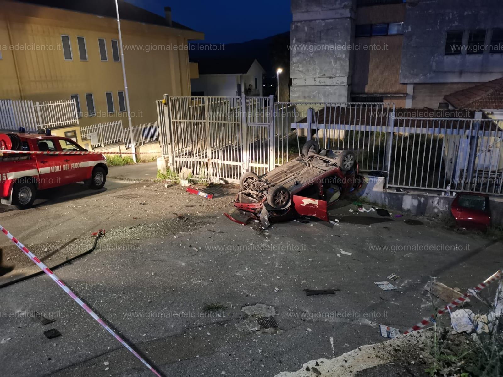 Auto si ribalta a Sala Consilina, 4 feriti