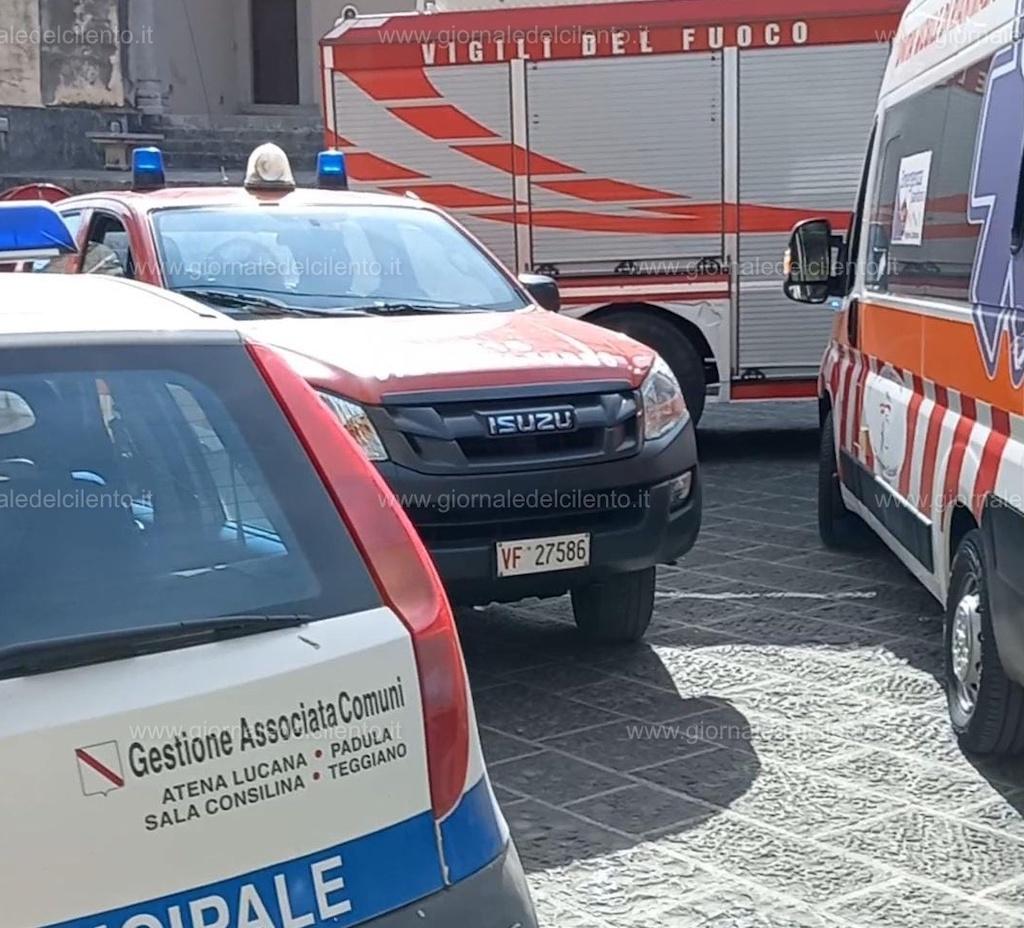 Anziano solo rimasto a terra dentro casa per giorni: trovato in gravi condizioni