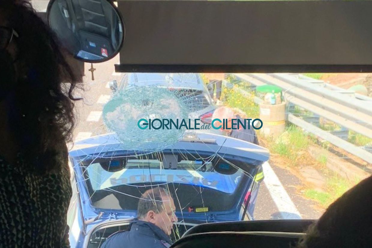 Incidente bus studenti Sapri diretto a Napoli, pezzo camion colpisce parabrezza