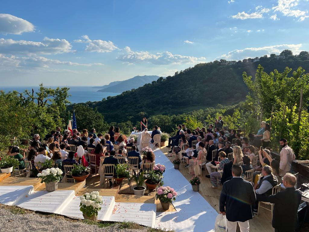 Ispani da incanto per dirsi «sì», il borgo location per il matrimonio di Oscar e Ilaria | FOTO