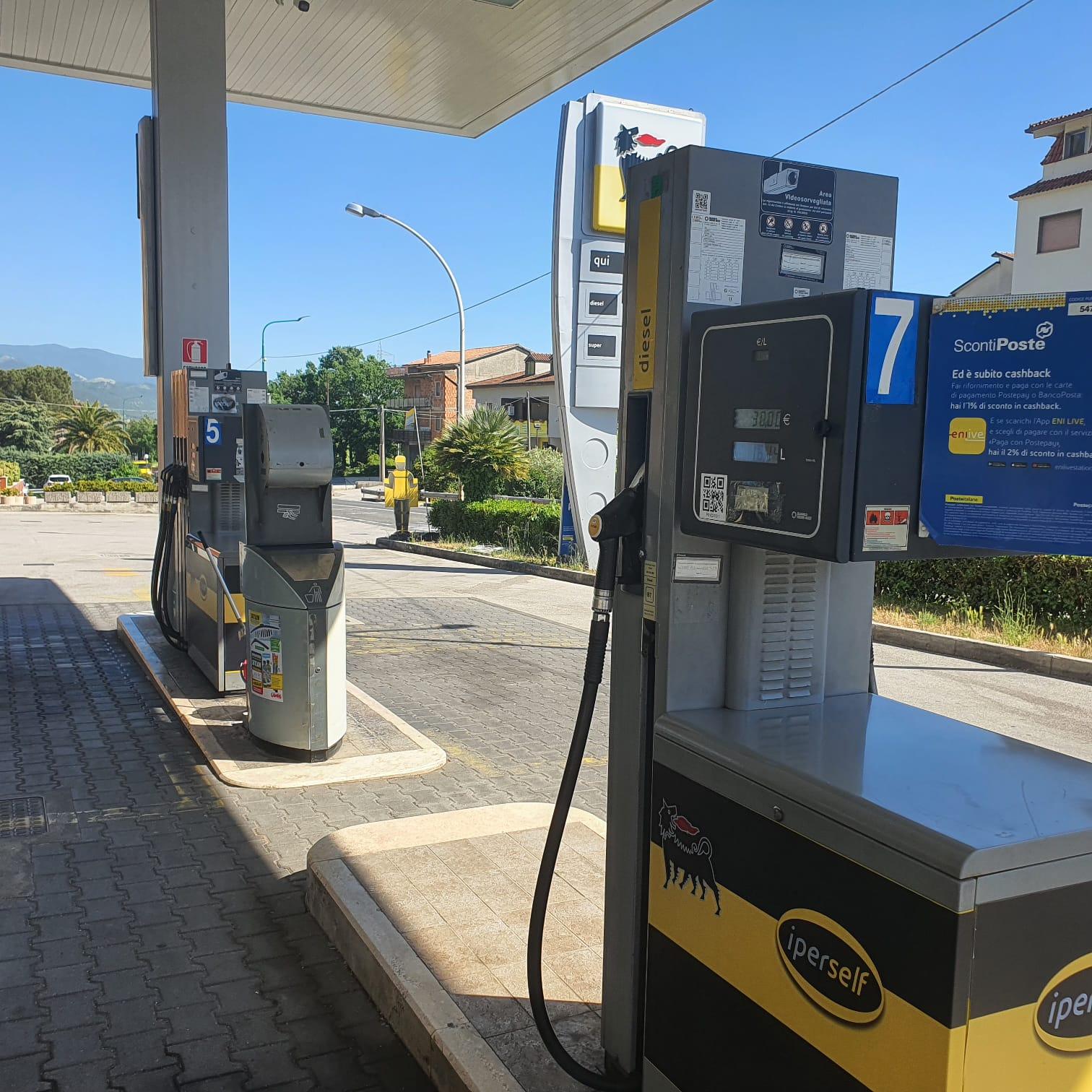 Polla, fanno benzina gratis per un guasto al distributore: è caccia ai furbetti