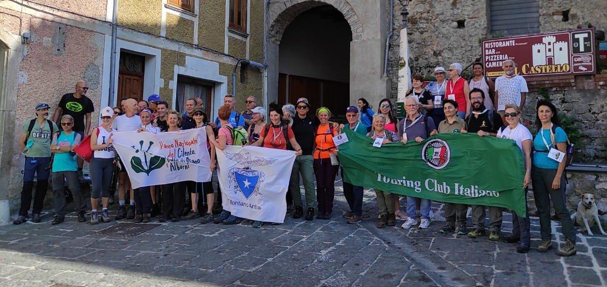 A Morigerati la storica iniziativa del Touring Club: «Un percorso straordinario il Cammino di San Nilo»