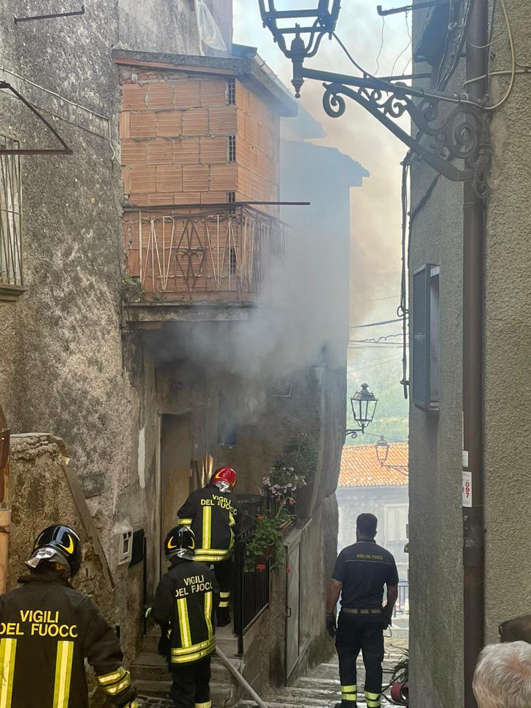 Sanza, incendio per una fuga di gas: salva un’anziana