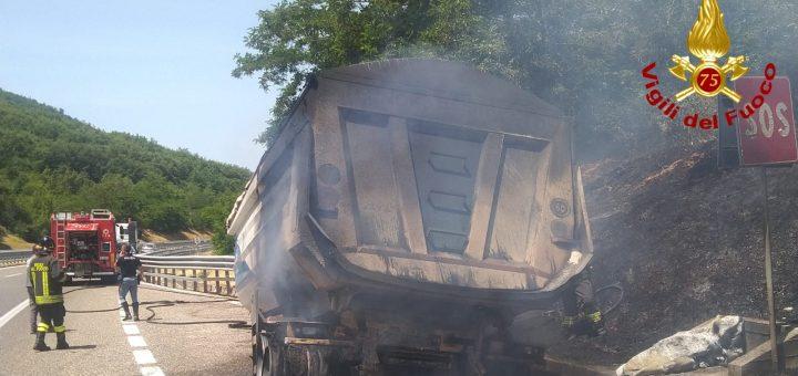 Sala Consilina, autotreno in fiamme sull’autostrada: incendio invade la collina