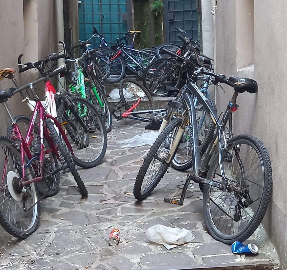 Polla, decine di biciclette abbandonate rimosse dalla Polizia municipale