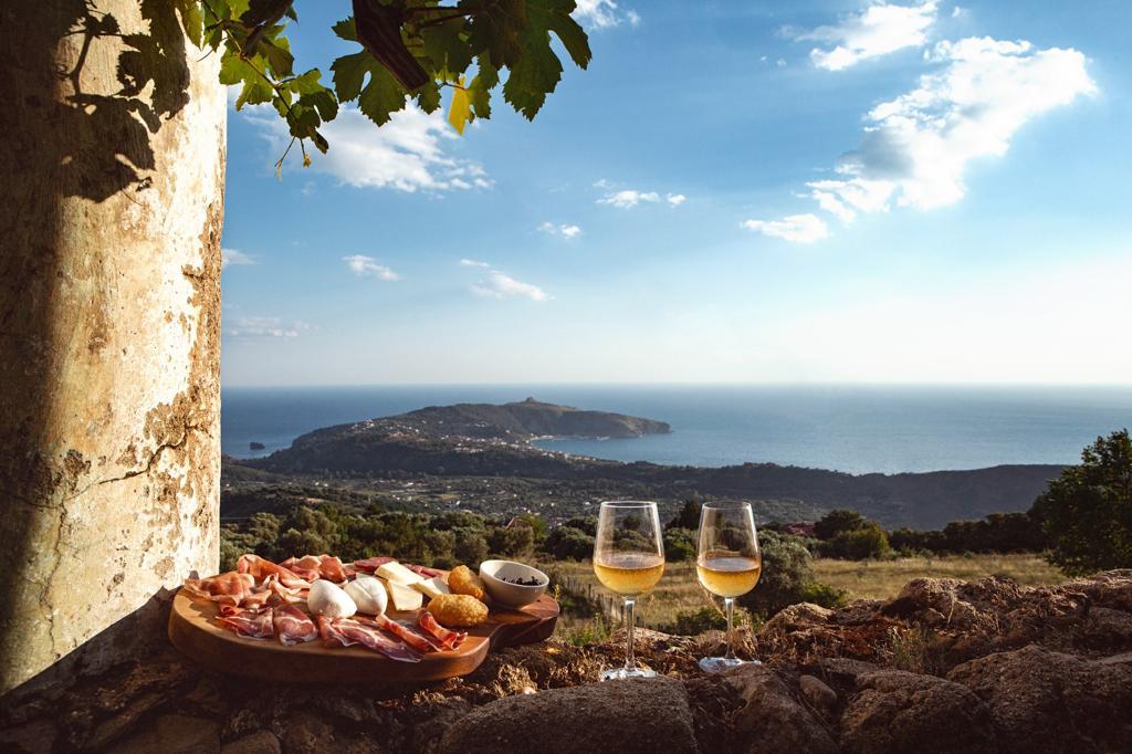 Panorami mozzafiato sulla costa di Palinuro, l’apericena al Castello di San Sergio è una favola