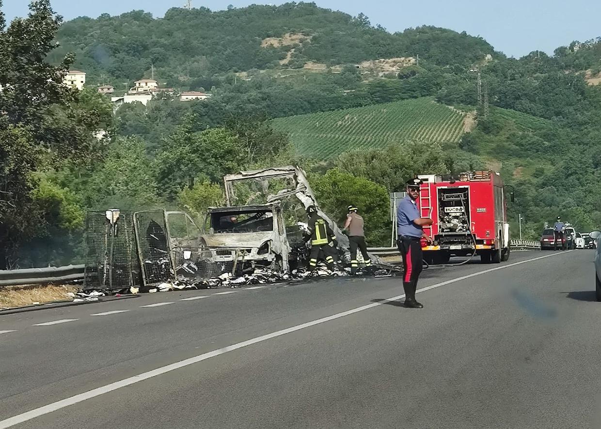 Cilentana, camion avvolto dalle fiamme: disagi per il traffico