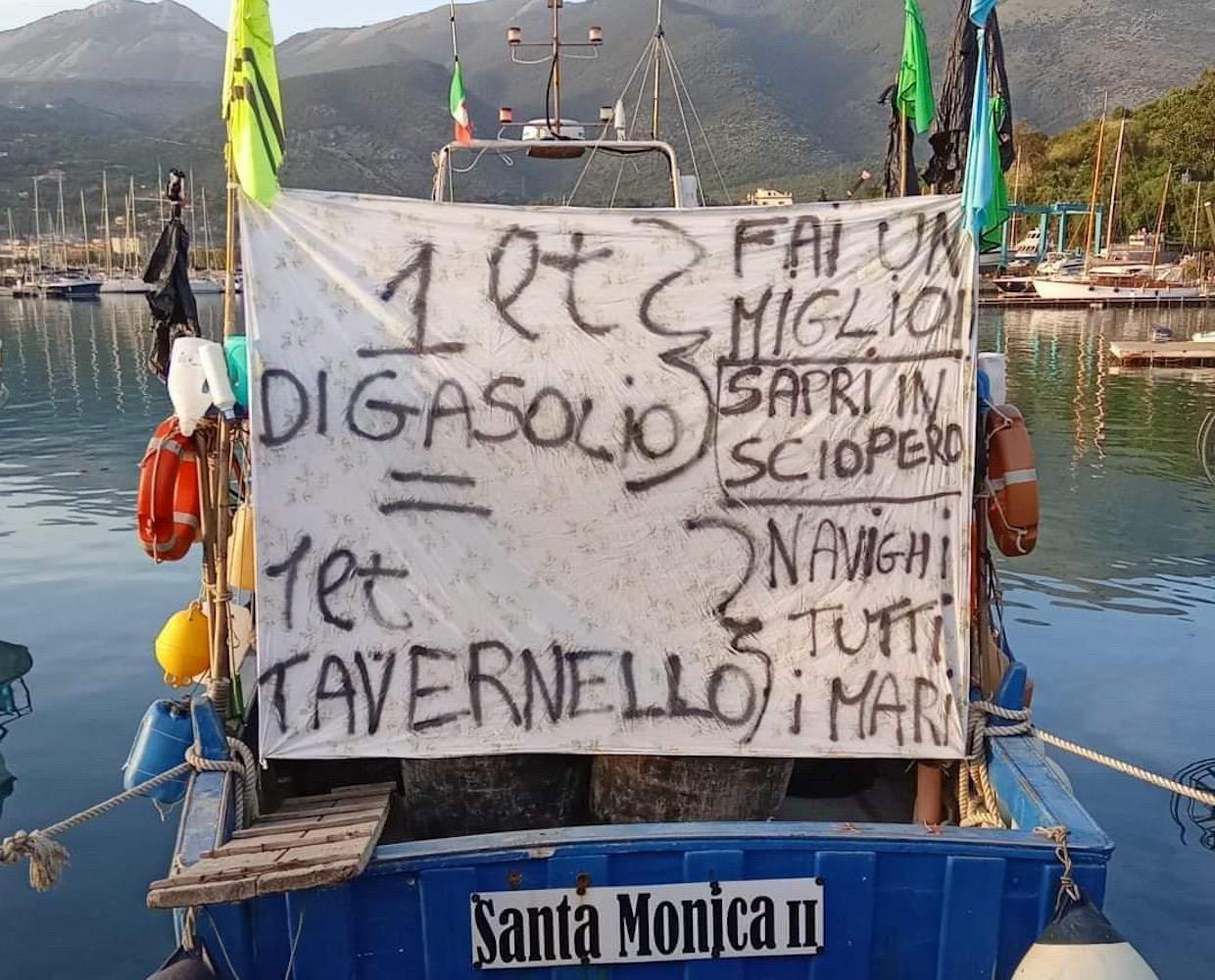 Caro gasolio, la protesta dei pescatori del Cilento: «Così non si può vivere»