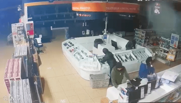 Polla, furto in negozio elettrodomestici: il video della banda in azione