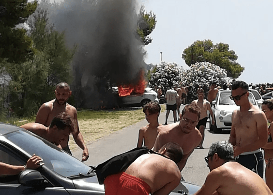 Auto in fiamme a Praia a Mare, paura per turisti provenienti dal Vallo di Diano