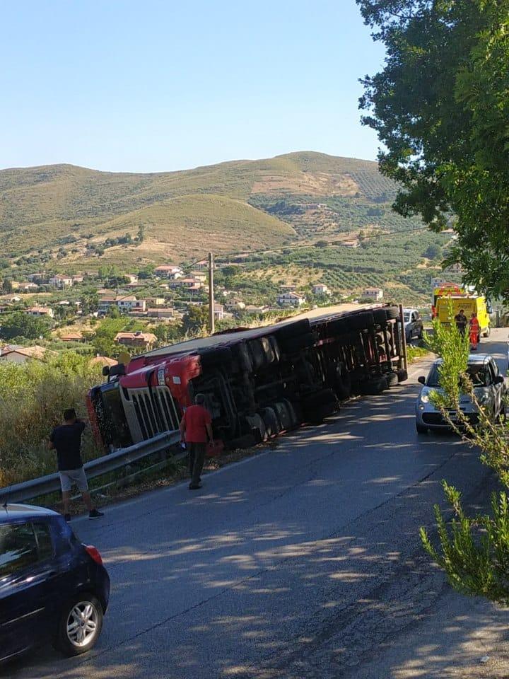 Camion si ribalta nelle curve di Castellabate: ferito lievemente l’autista