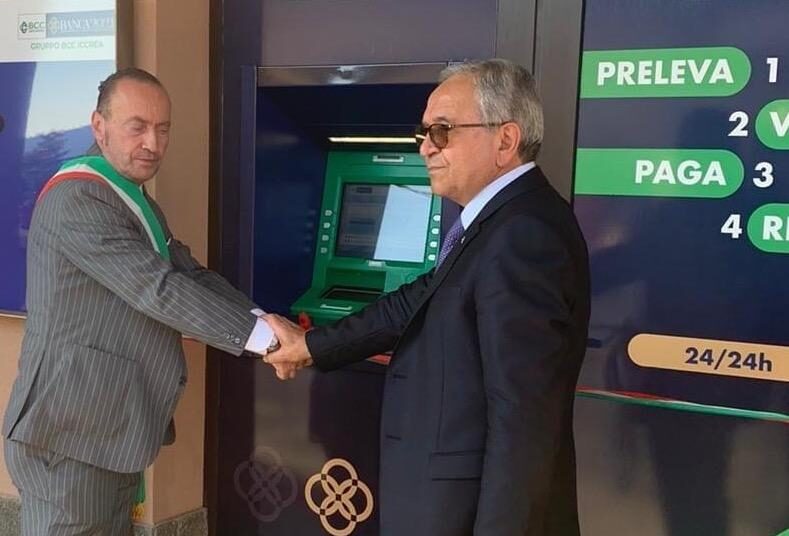 Taglio del nastro dell’Atm della Banca 2021 a Montano Antilia