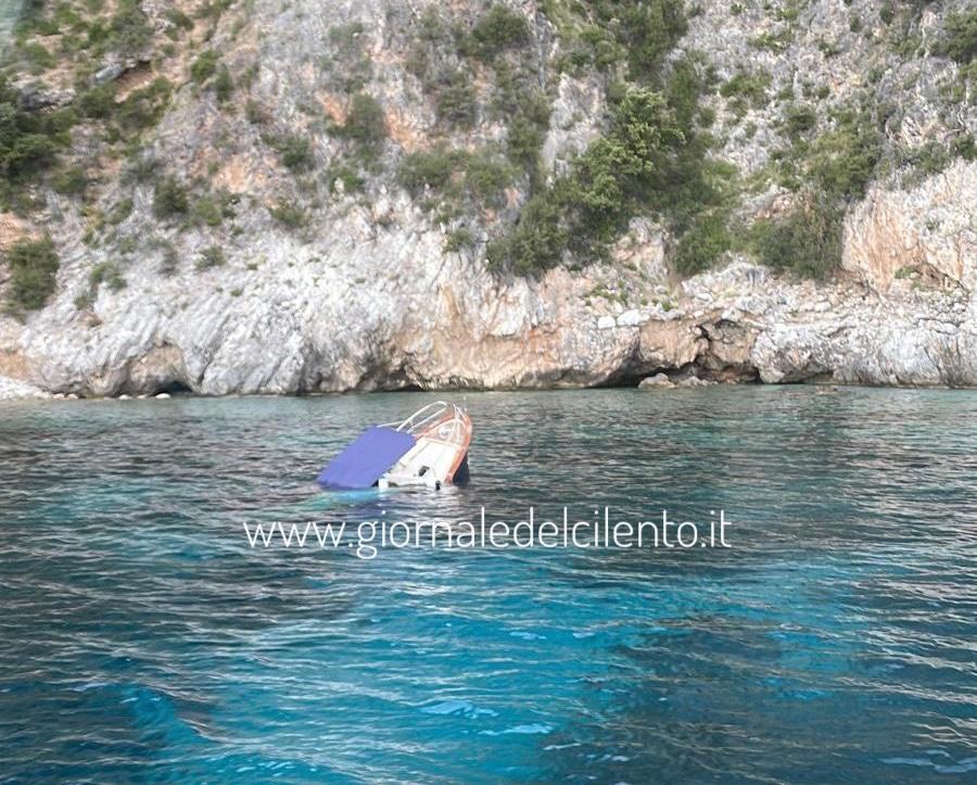 Barca affonda a Marina di Camerota, salvi gli occupanti