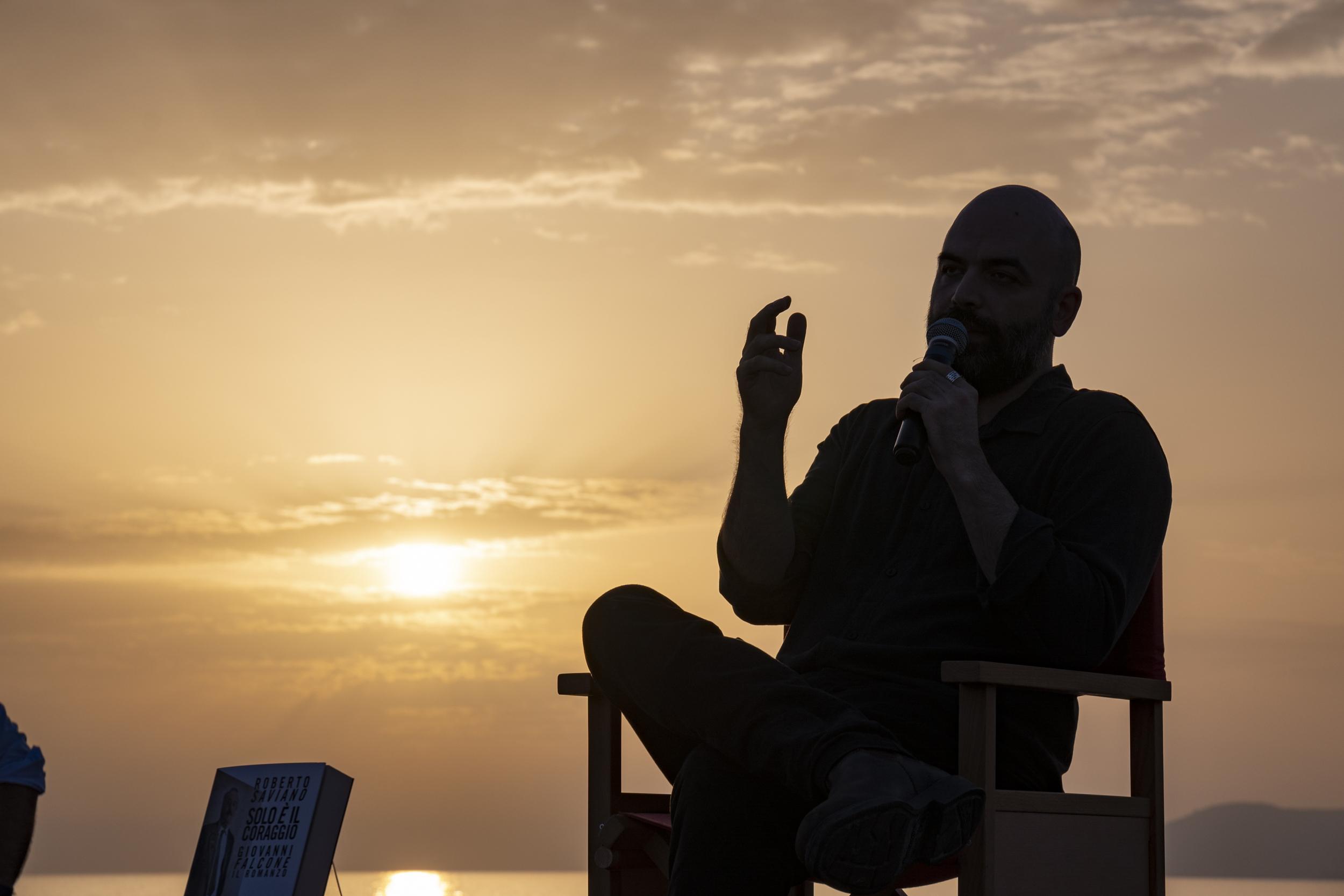 Acciaroli, Saviano racconta Falcone tra le braccia del tramonto: «Cilento complicato ma interessante»