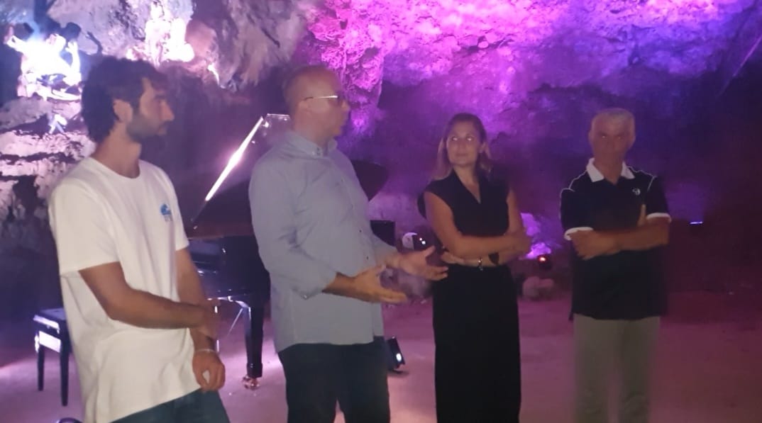 Camerota, il maestro Luigi Gargano apre il Meeting del Mare dalla grotta di Lentiscelle