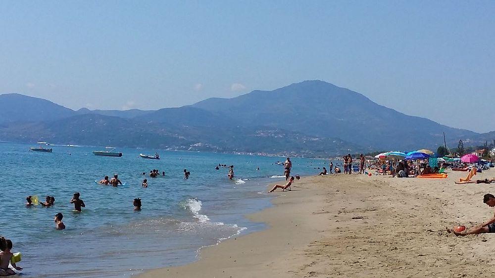 Malore in spiaggia ad Ascea: turista 70enne di Pompei perde la vita