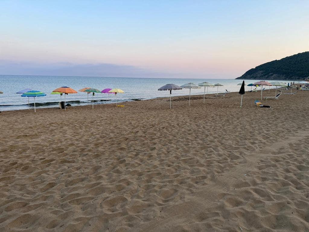 Liberata la spiaggia di Castellabate, sequestrati  ombrelloni lasciati anche durante la notte