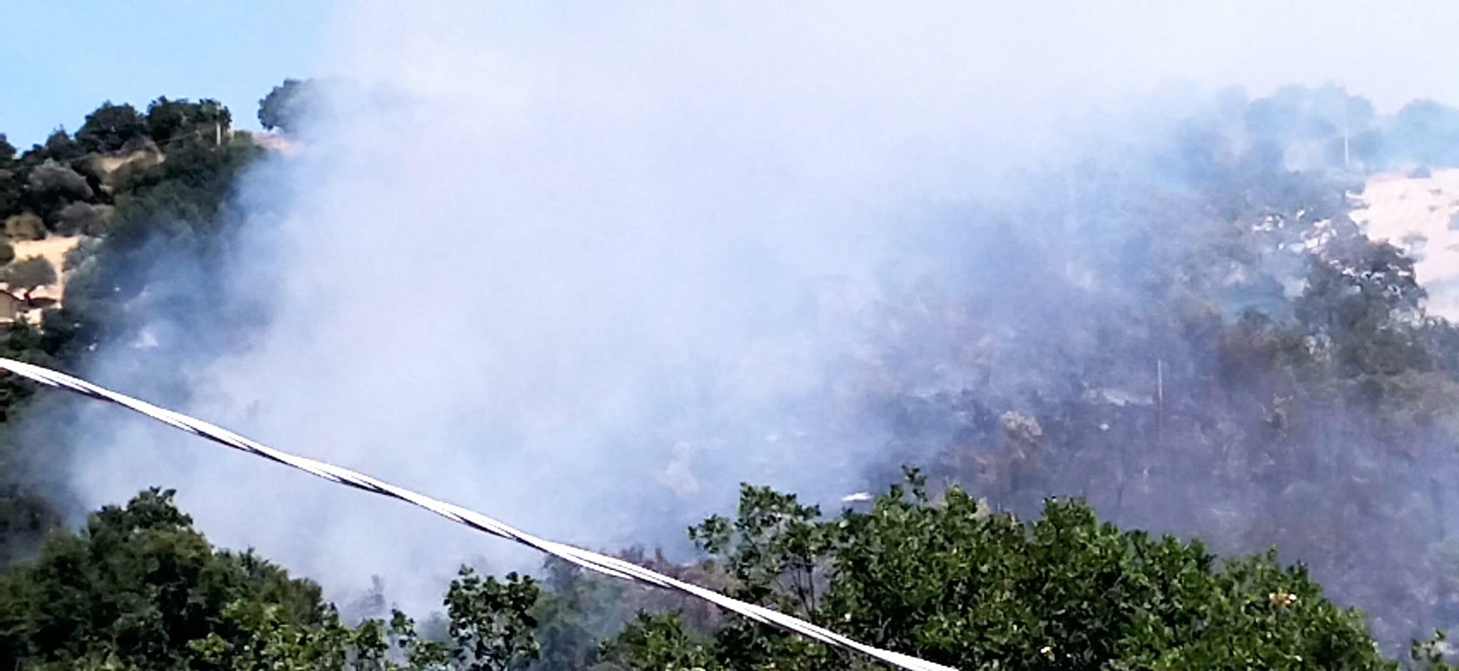 Incendio ad Agropoli, vigili del fuoco in azione per domare le fiamme