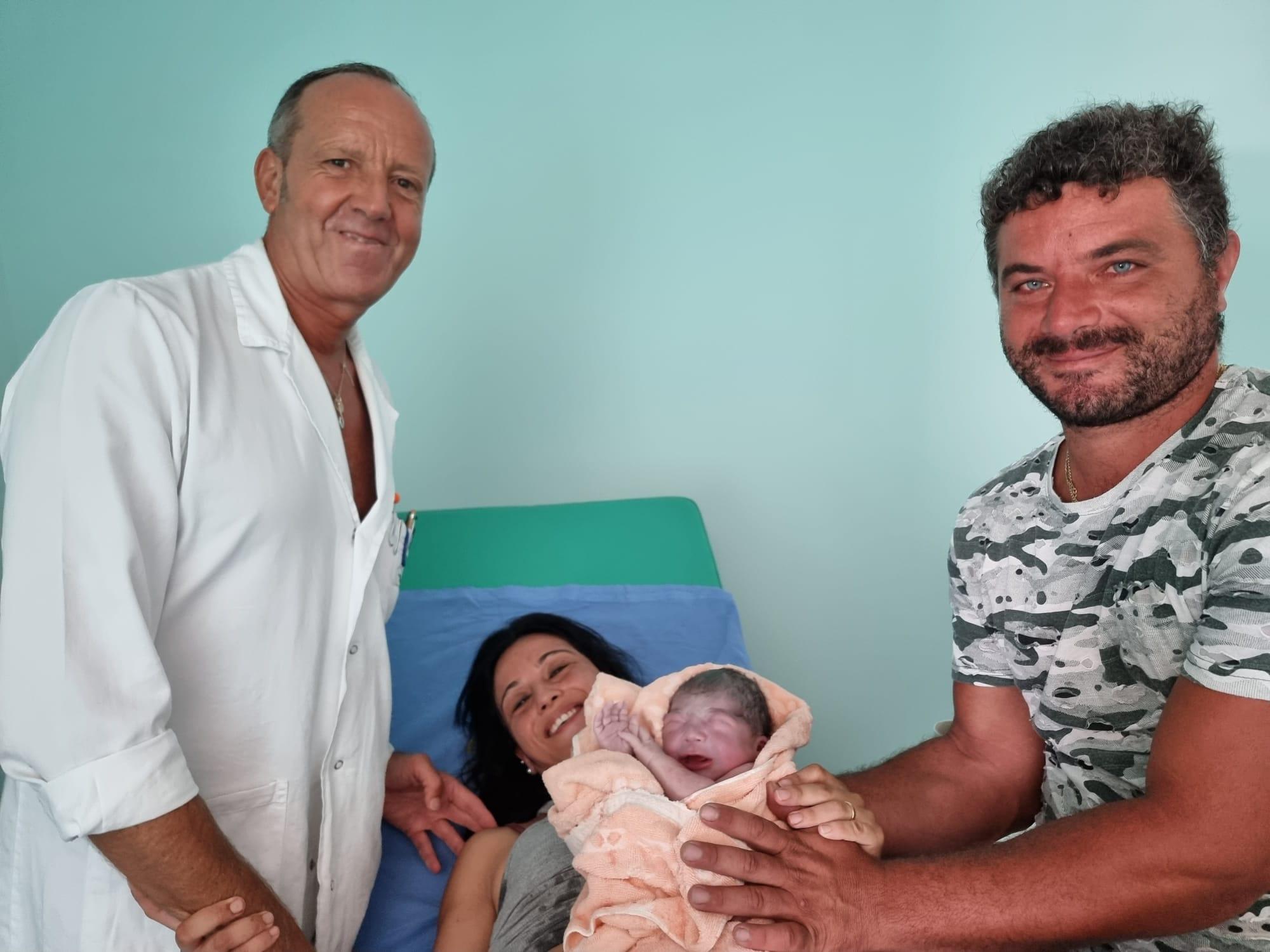 Ciro ha fretta di nascere: la mamma partorisce nello studio del ginecologo ad Atena Lucana