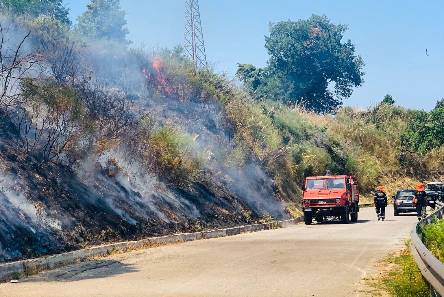 Incendio a Rocca Cilento, in fiamme la collina