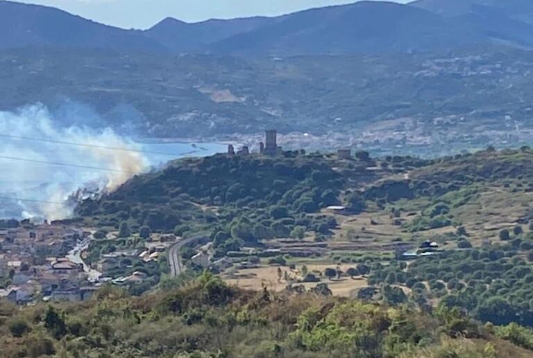 Incendio ai piedi dell’acropoli a Velia, ennesima minaccia al sito archeologico
